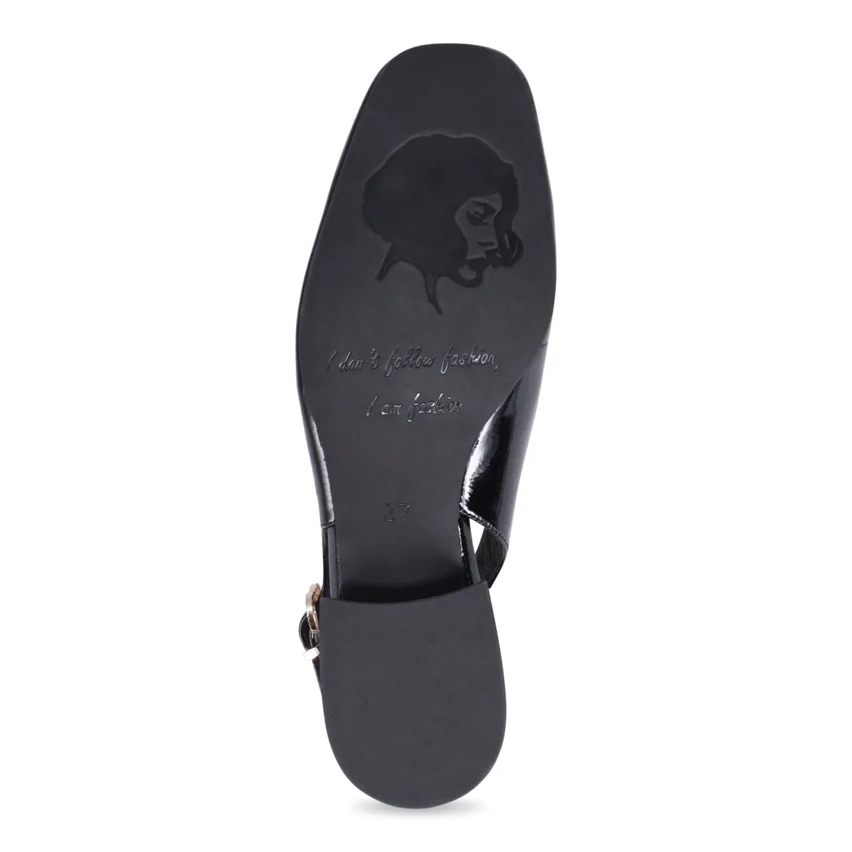 CLOSED TOE SANDAL WITH BUCKLE STRAPS