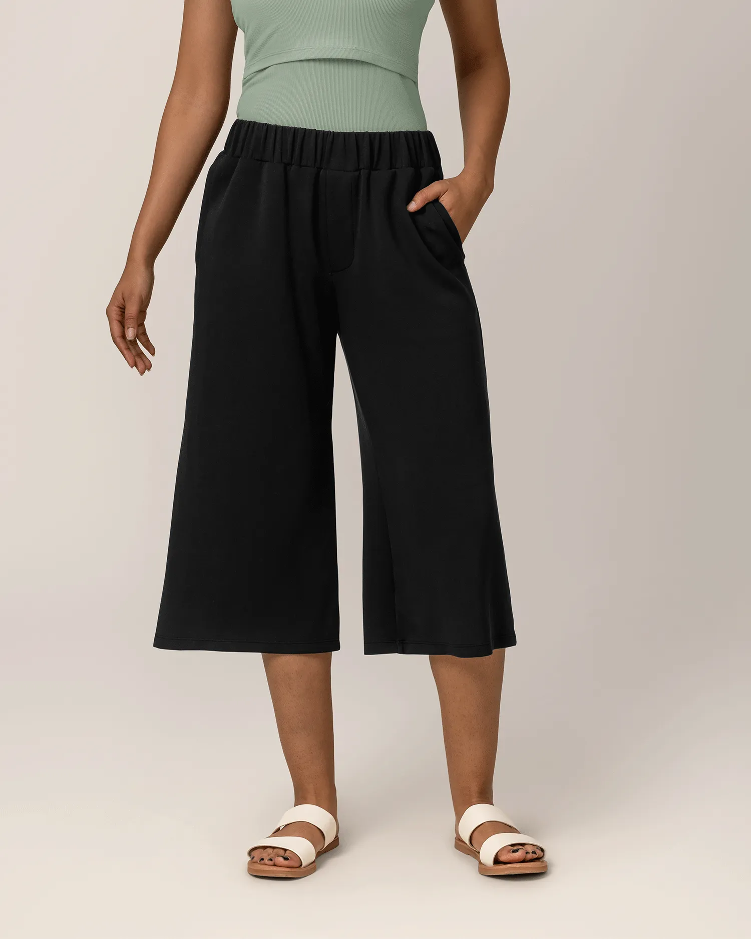 Evie Maternity & Postpartum Pull-On Cropped Pant | Black