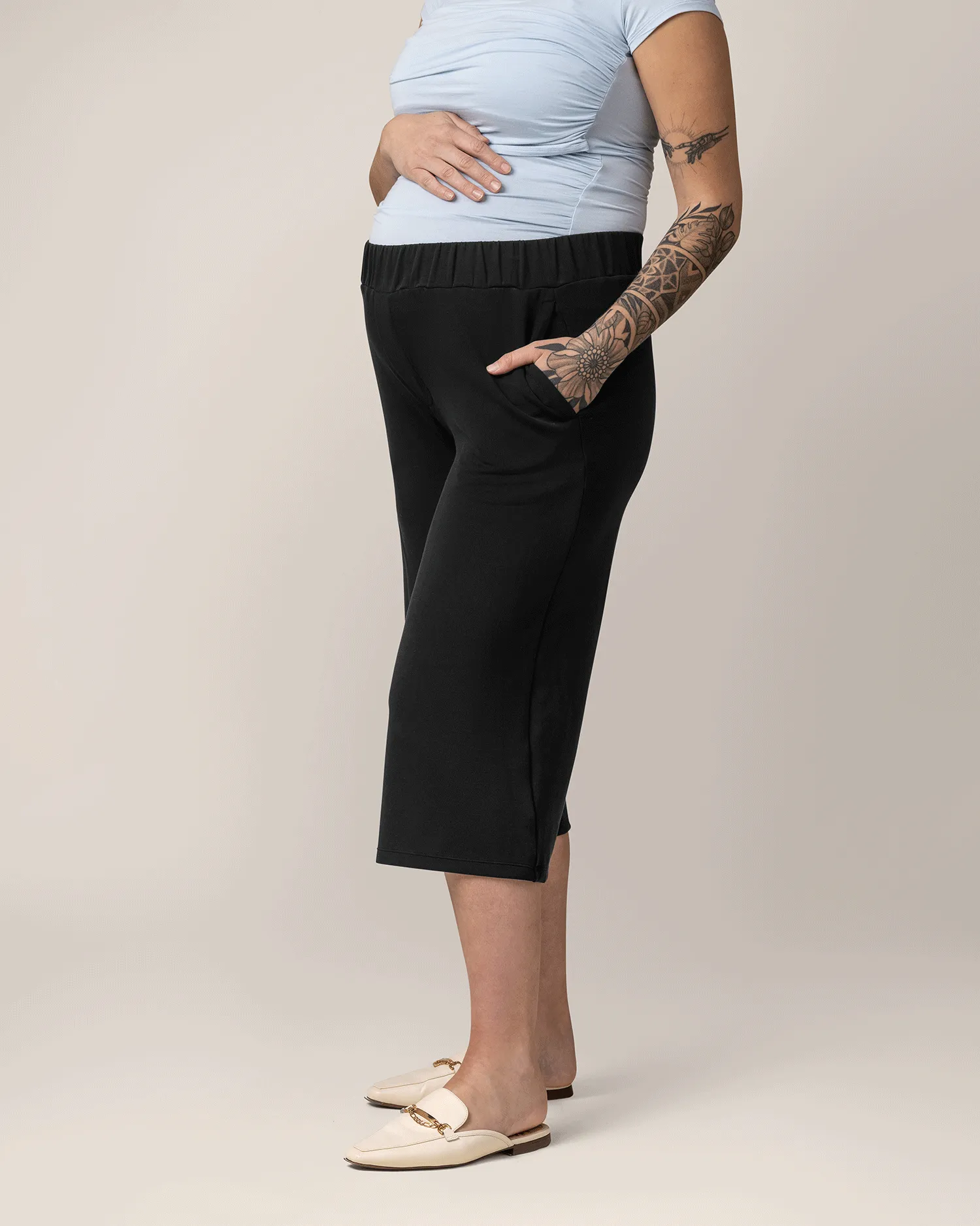Evie Maternity & Postpartum Pull-On Cropped Pant | Black