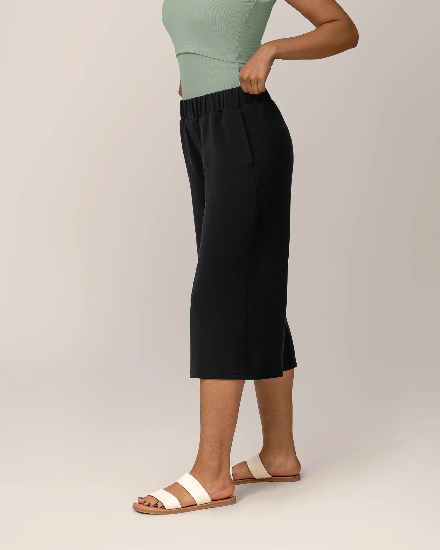 Evie Maternity & Postpartum Pull-On Cropped Pant | Black