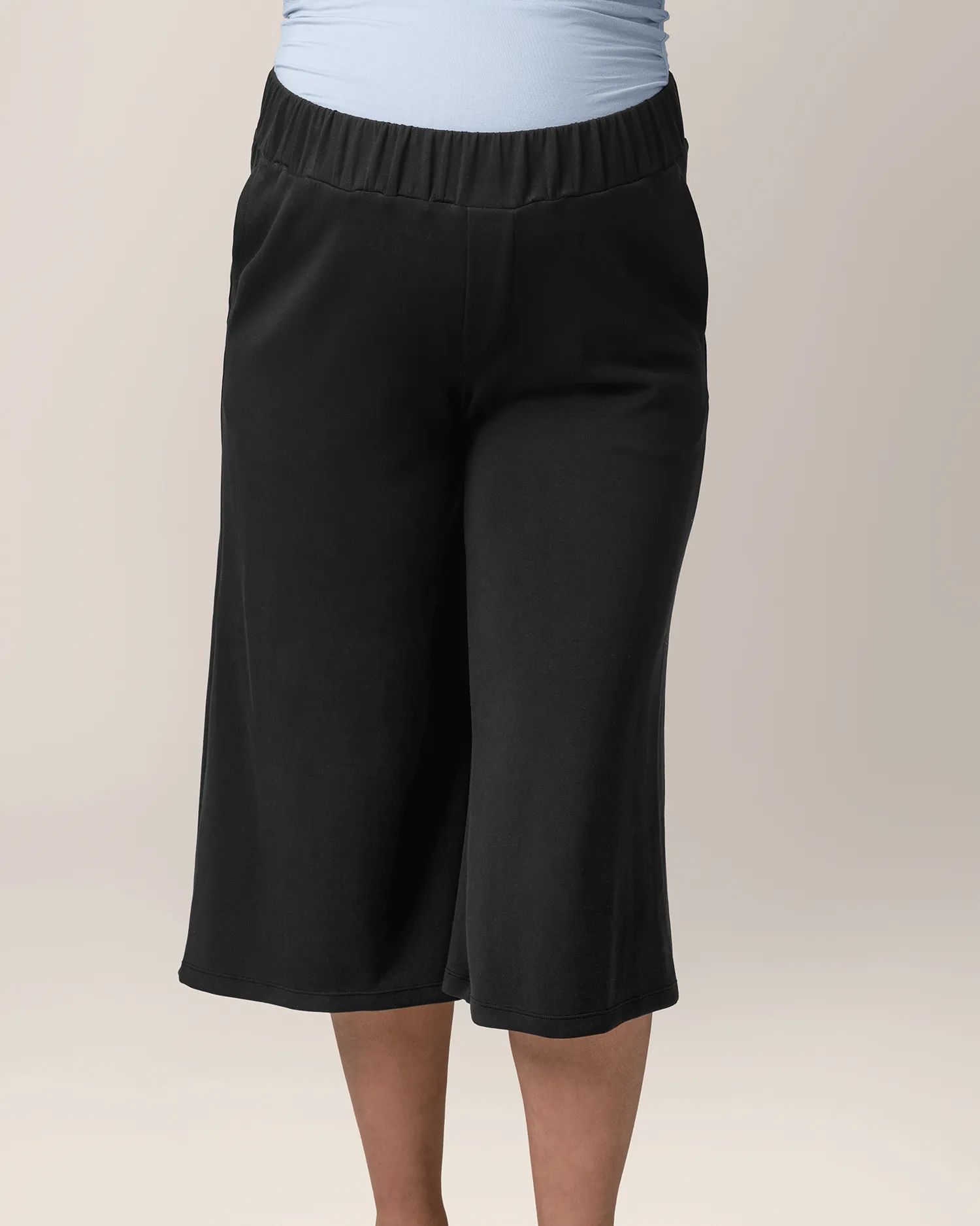Evie Maternity & Postpartum Pull-On Cropped Pant | Black