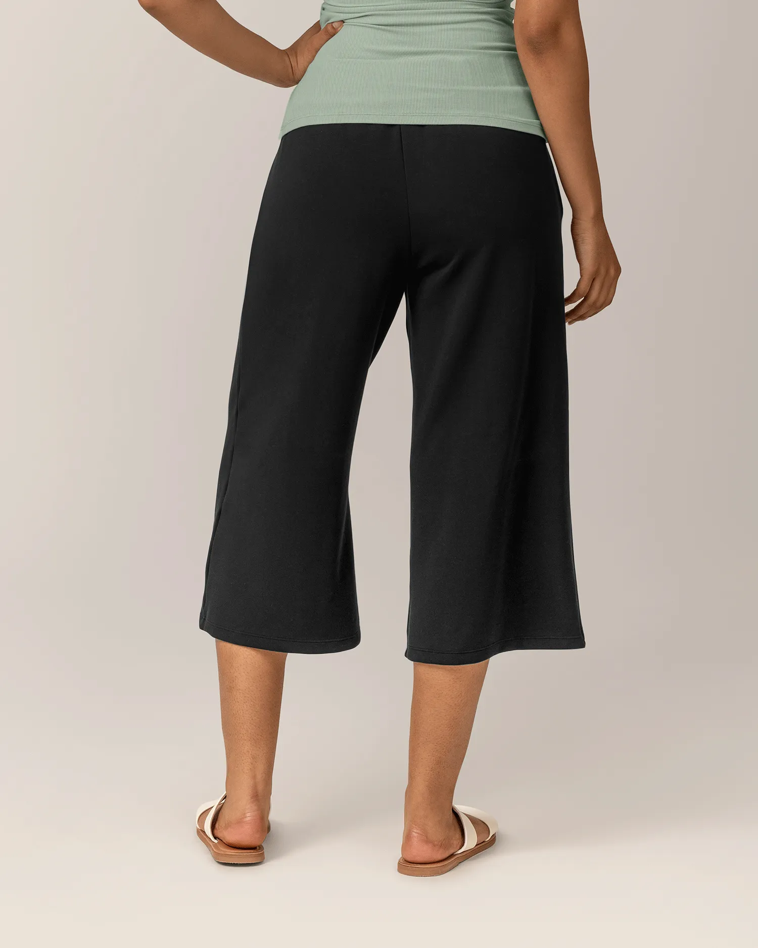 Evie Maternity & Postpartum Pull-On Cropped Pant | Black